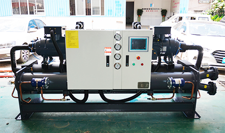 风冷螺杆式冷水机在工业领域的应用《工业冷水机应用在哪些行业》《螺杆式冷水机优点有哪些》